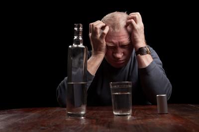 男性饮酒过量容易引起性功能障碍