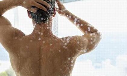 洗澡时冷热水交替可预防男性早泄