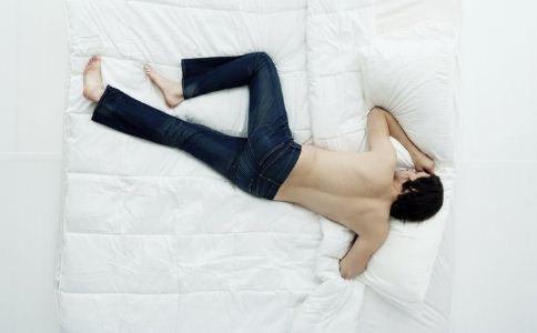 男人经常趴着睡 小心引来不育