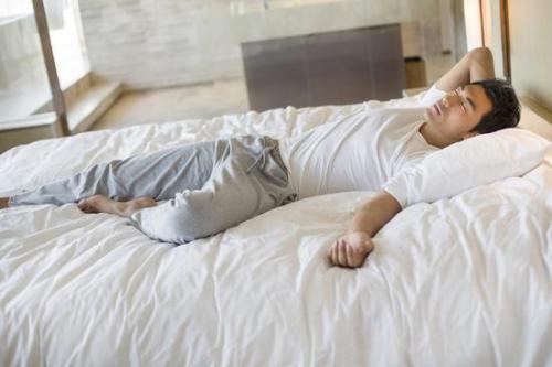 男性睡姿不当会影响生育！采取什么睡姿好？