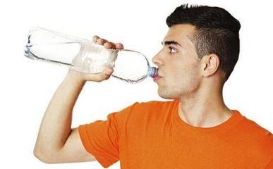 不做前列腺炎症的男人 喝水补锌很关键!