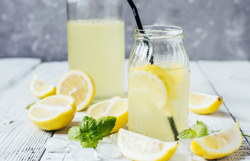 柠檬水的作用和孕妇喝柠檬水的时间及好处