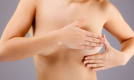 乳房是女性的骄傲 经常摸胸可自查换病风险!
