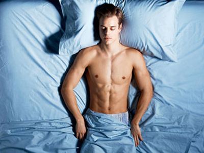 睡姿影响男人性功能 什么睡姿好?
